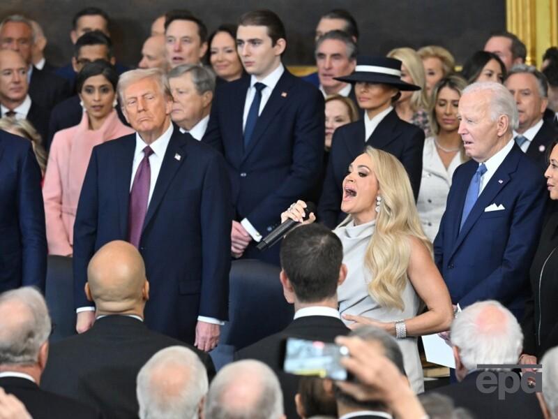 Андервуд, яка, попри критику, співала на інавгурації Трампа, попросила про допомогу. Її підтримав Байден