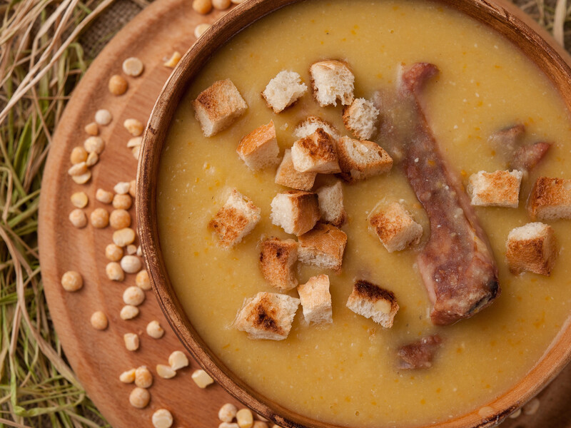 "І не треба замочувати горох". Смачний, насичений гороховий суп на копчених реберцях