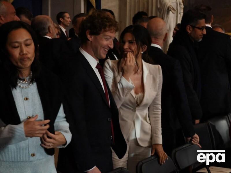 Цукерберг на інавгурації Трампа підглядав у глибоке декольте нареченої Безоса. Відео, фото