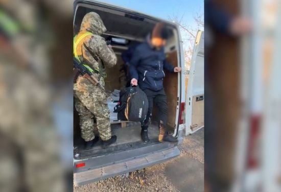 Сховалися в потайнику із гіпсокартону в мікроавтобусі: прикордонники викрили ухилянтів