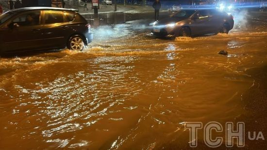 Удар балістикою по Києву: росіяни влучили ракетою по водогону, у місті загинули люди