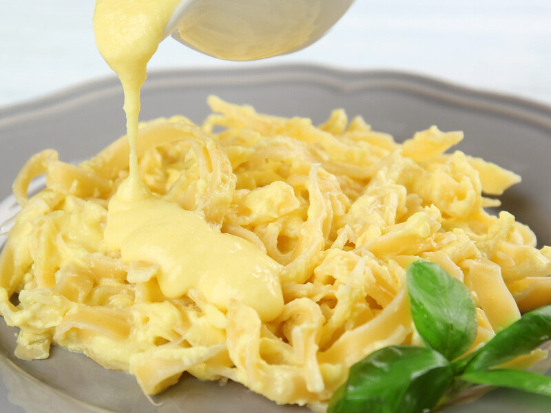 Приготуйте цей соус – і макарони матимуть "дуже сирний смак". Рецепт