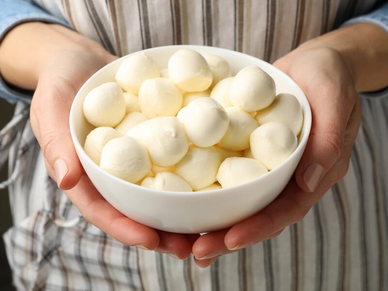 Перемішайте дерев'яною лопаткою кефір і лимонний сік – готуємо вдома сир моцарела