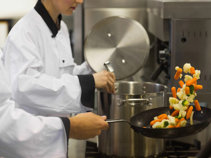 "Усе максимально просто". Зробіть ці дії, і вам вдасться перемішати овочі на сковороді без додаткових предметів