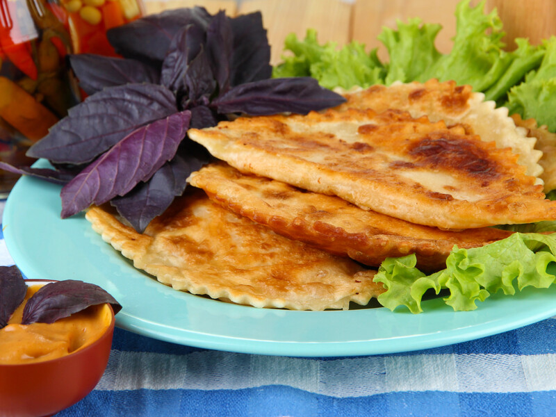 Приготуйте чебуреки без яєць. Тісто на газованій воді, рецепт на 12 штук