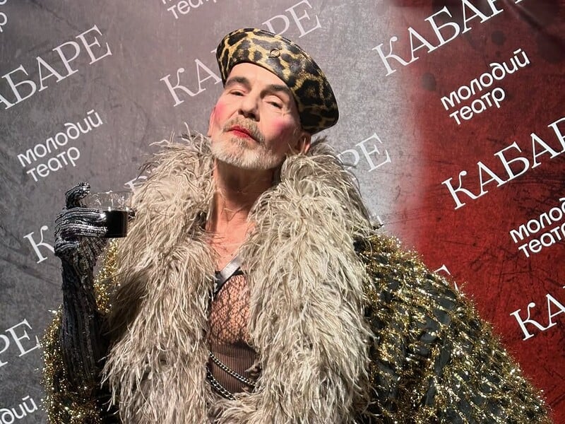 Німецький стиліст Франк Пітер Вайлд у панчохах і шубі відвідав Молодий театр у Києві