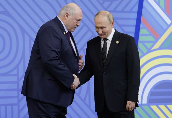 Лукашенко допомагає Путіну будувати світ, заснований на праві сили – Портніков