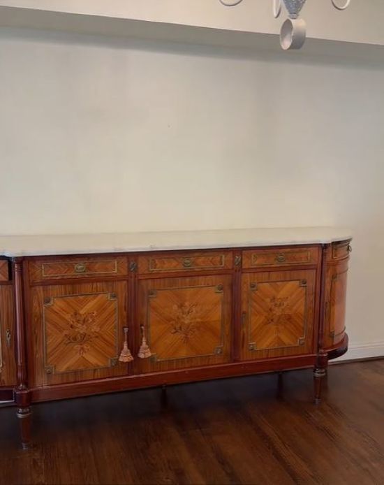 Жінка купила антикварний комод і була шокована "скарбом" всередині: що там було (фото)