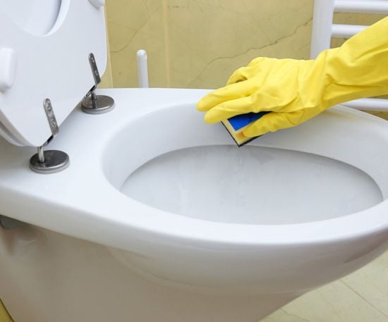 Пів склянки в унітаз – і від нальоту, іржі, сечового каменю не залишиться й сліду