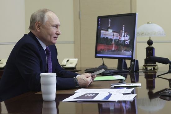 Путін екстрено перервав нараду заради телефонного дзвінка: з ким говорив господар Кремля