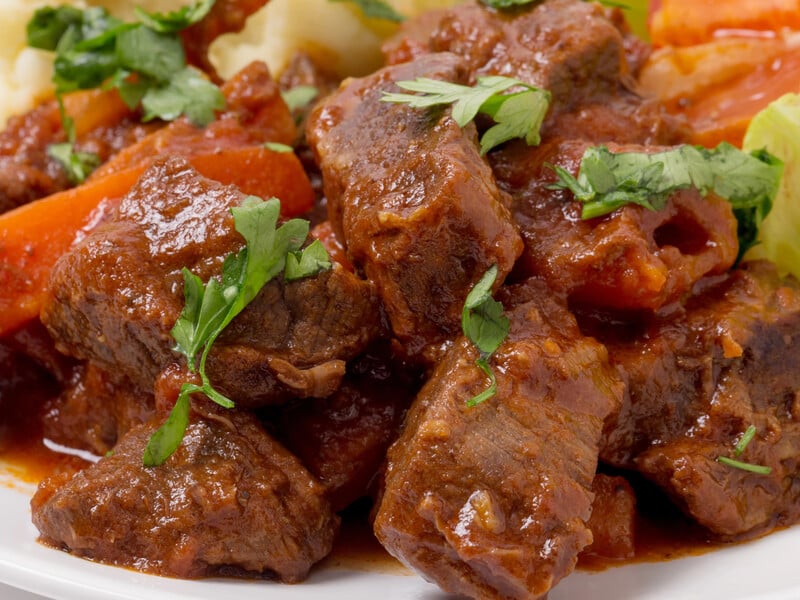 Приготуйте м'ясо з підливою за цим рецептом – і воно ідеально смакуватиме з будь-яким гарніром