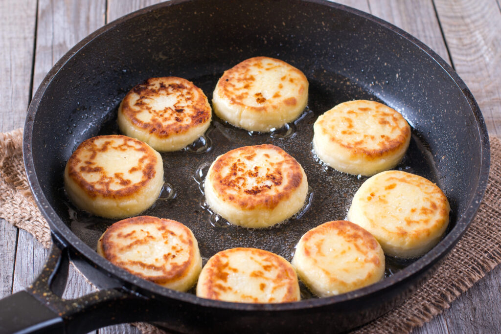 Додайте це в борошно – і сириники вийдуть пухкими, не розповзуться і не пригорять. Секретний лайфхак