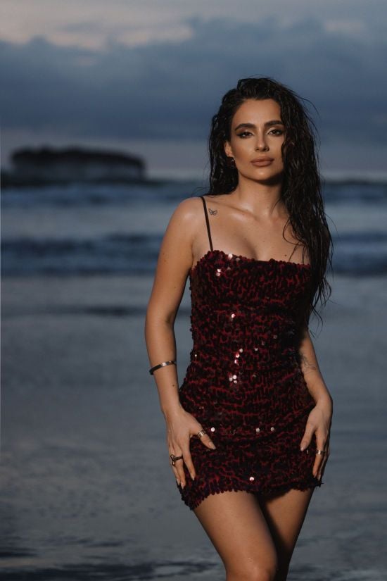 Трінчер у бікіні захопила звабливими танцями на Балі і розкрила, як у стосунках з брехнею боролася