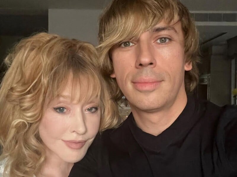 У білій сорочці із чорною краваткою. 47-річний Галкін показав, який вигляд зараз має 75-річна Пугачова