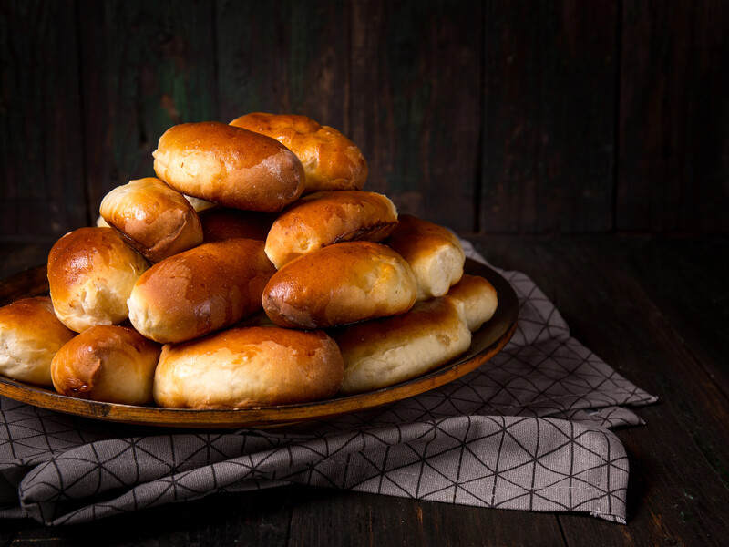 "Для затишних зимових вечорів печу їх" – рецепт тіста на 16 пиріжків під будь-яку начинку