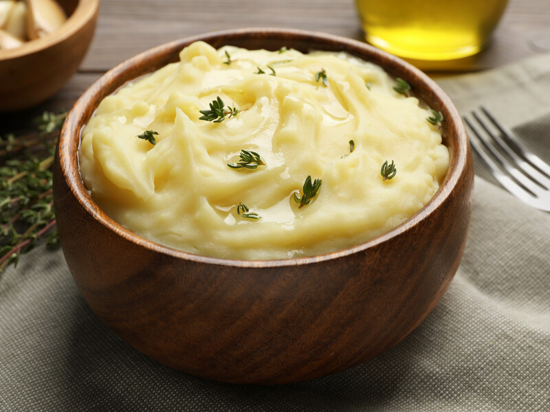 Додайте це в готове пюре – і воно стане набагато смачнішим і ароматнішим. Лайфхак із запеченим часником