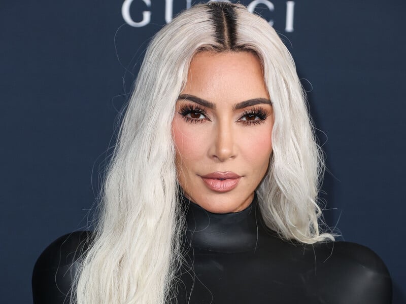 44-річна Кардаш'ян знялася у крихітному бікіні, "не залишивши простору для уяви". Фото