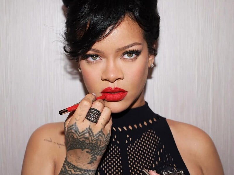 Ріанна після других пологів показала фігуру в обтислій сукні