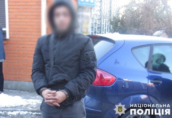 Погрожував розбитою пляшкою: у Києві на Печерську молодик пограбував кур’єра (деталі, фото)