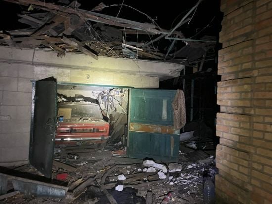 Загибла жінка, побиті будинки та автівки: росіяни вгатили по Нікополю