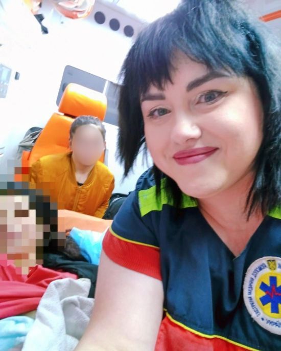 На Дніпропетровщині 16-річна мама народила третю дитину у кареті "швидкої" (фото)