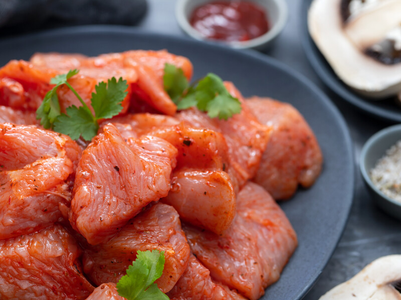 Додайте це в маринад замість солі – і смажене м'ясо стане смачнішим та ароматнішим. Лайфхак, який здивує