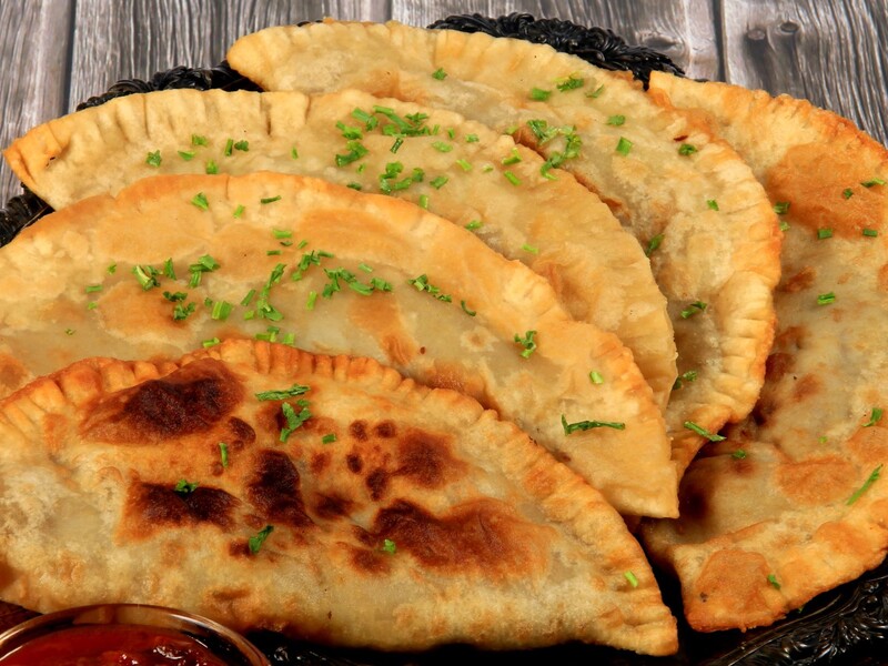 Проготуйте низькокалорійні чебуреки за лічені хвилини – і вони стануть корисною альтернативою смаженим