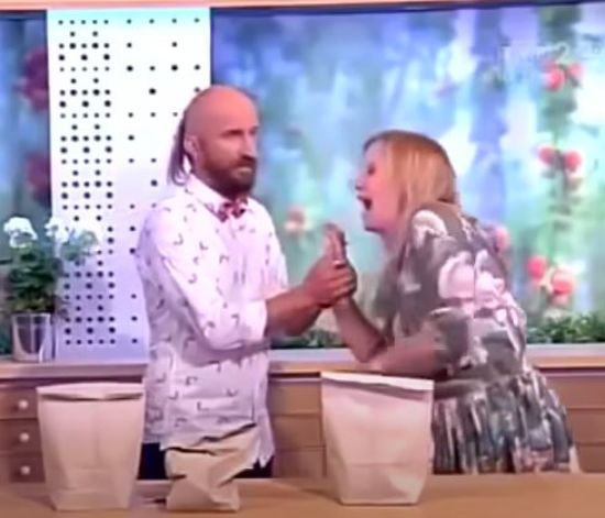 Ведуча проштрикнула руку цвяхом у прямому ефірі після того, як фокус пішов не за планом – фото