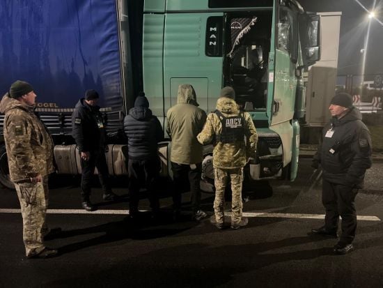 Ховався під фурою з грілками: прикордонники викрили порушника