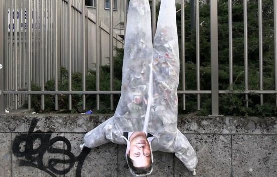 Італійці "повісили" Маска на площі, де стратили Беніто Муссоліні: фото