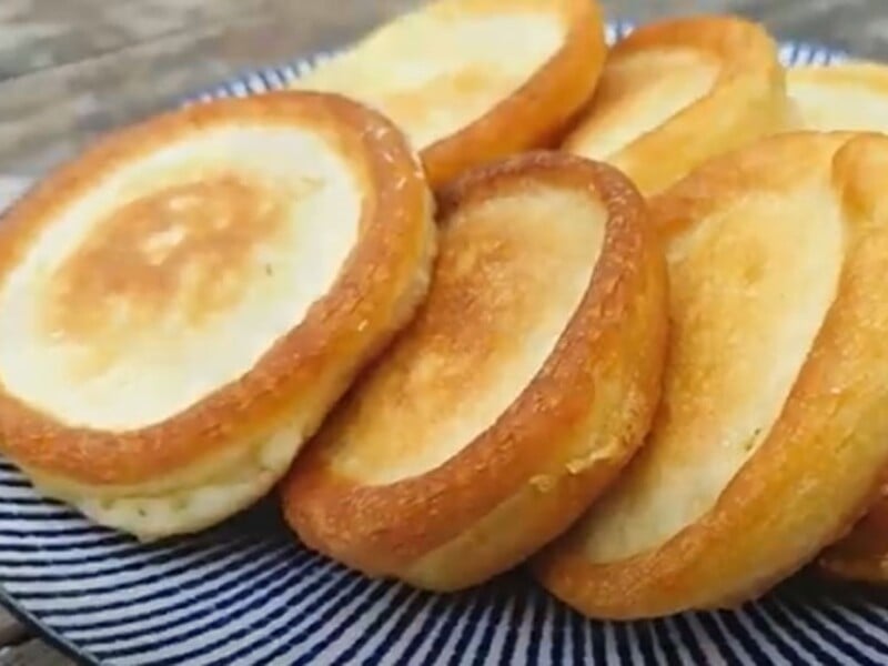 Додайте це до кефіру – й оладки будуть ніжними та пухкими. Рецепт легкого тіста без дріжджів