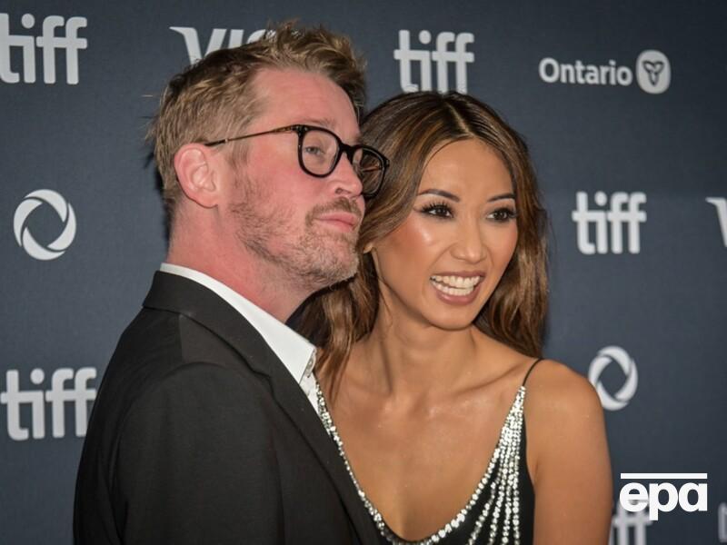 Зірка "Сам удома" Калкін знявся для Cosmopolitan у сімейній фотосесії. Фото, відео