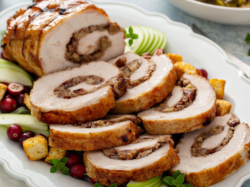 Скористайтеся цим простим рецептом – і курячий рулет із чорносливом і сиром вийде апетитним