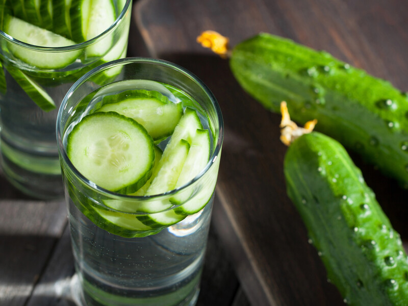 Додайте сіль у Sprite, залийте овочі – і вийдуть мариновані кисло-солодкі "чаклунські" огірки