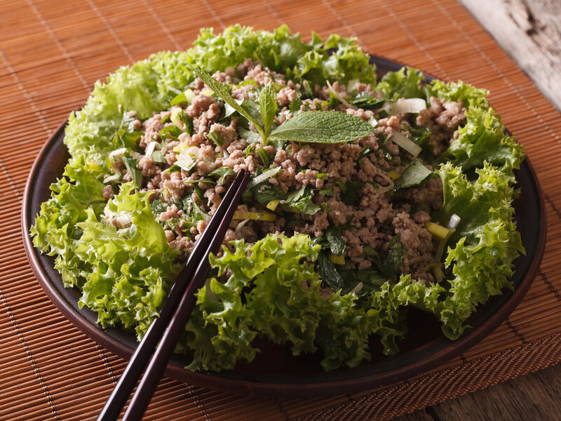 М'ясний салат у тарілці з лаваша. Рецепт