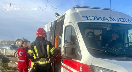 Підліток потрапив у дерев’яну "пастку" на озері біля Івано-Франківська: фото