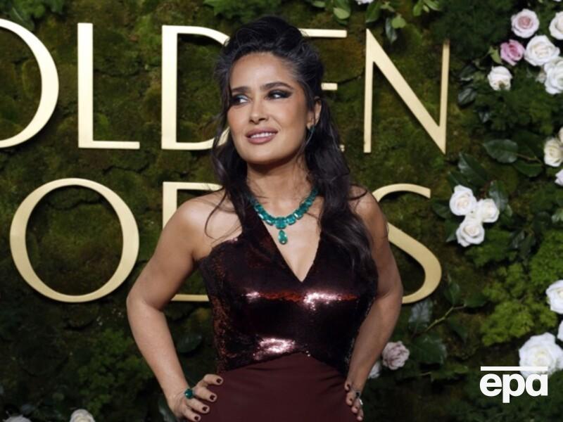 58-річна Гаєк із сивими кучерями "зробила фурор" на червоній доріжці премії "Золотий глобус". Фото