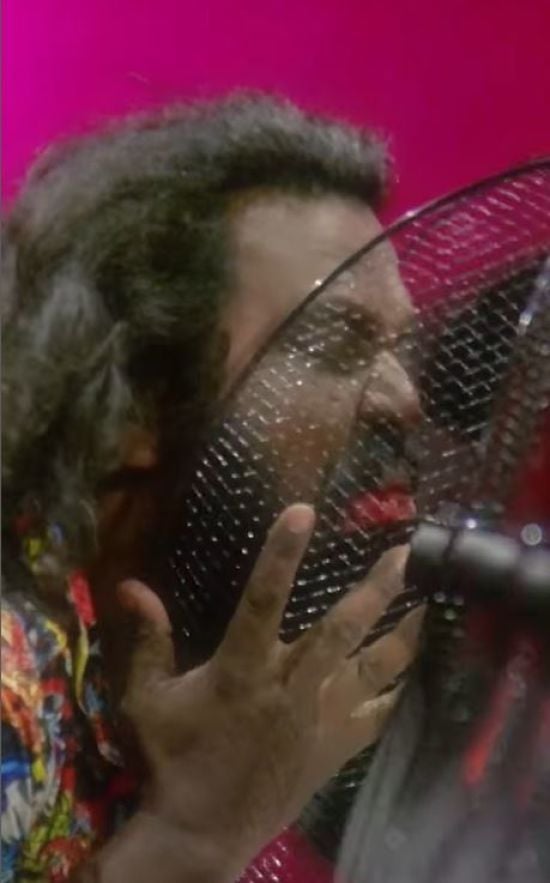 Чоловік зупинив язиком рекордну кількість електичних вентиляторів – відео