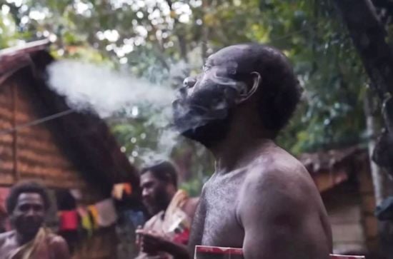 Блогери відвідали ізольоване корінне плем'я і дали йому вперше спробувати вейп – фото