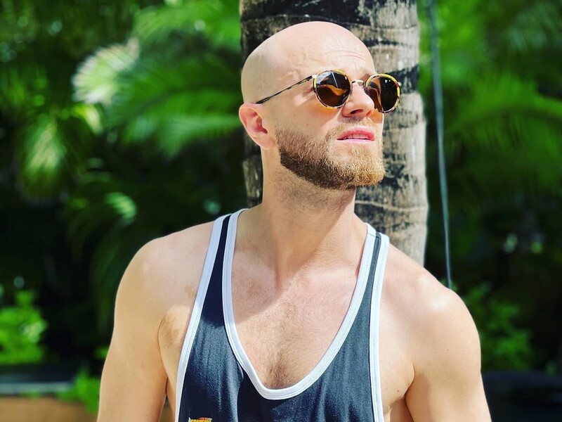 "Ласкаво просимо додому". Яма, який утік у США, показав, як використовує герб України