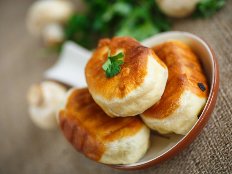 Залийте це окропом – і смажені пиріжки вийдуть м'якими й пухкими. Рецепт дріжджового тіста за 20 хвилин