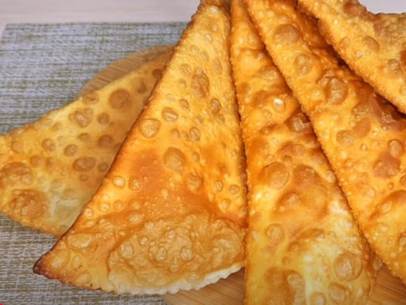 Чебуреки із цього тіста виходять неймовірно смачними й хрусткими. Перевірений рецепт