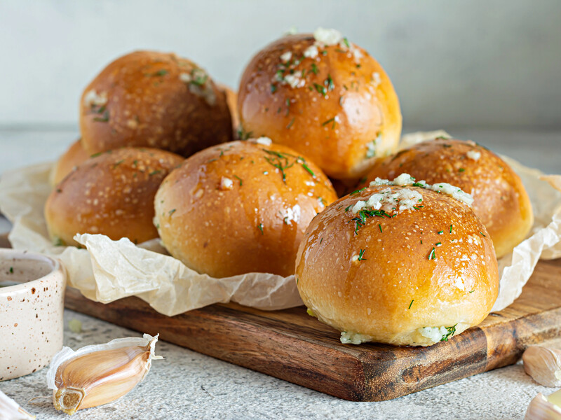 "Будуть дражнити вас і всю родину, поки ви їх не з'їсте". Рецепт духмяних пампушок із часником і зеленню