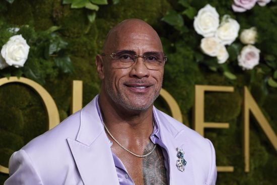 Двейн "Скеля" Джонсон насмішив відео, як доньки начепили йому сережки і зробили яскравий макіяж