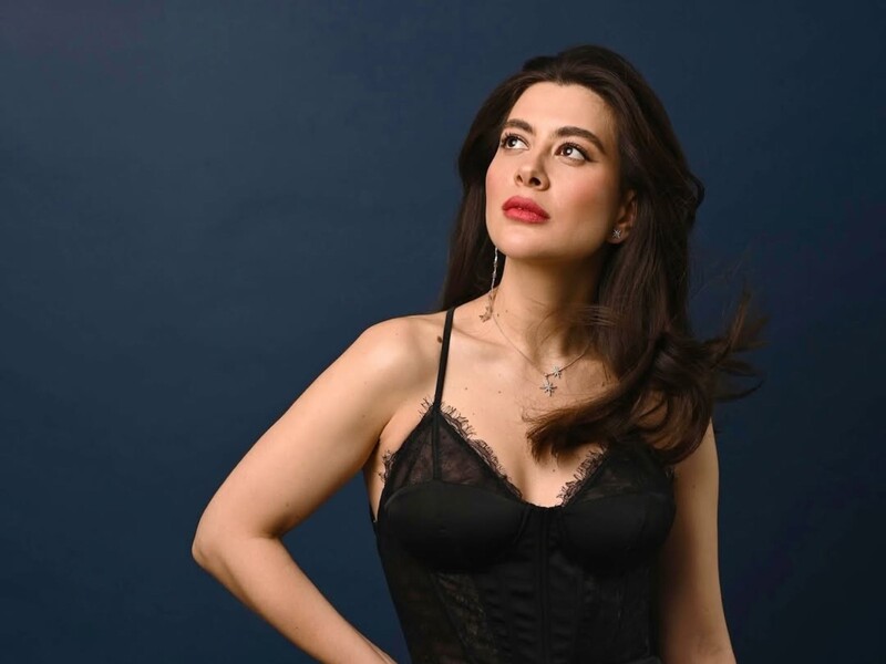 Есхакзай показала свою "другу половинку". Відео