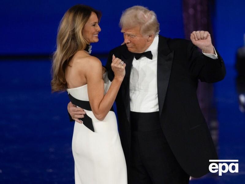 Стиліст дружини Трампа пояснив, чому вона обрала для інавгураційного балу білу сукню із чорною стрічкою