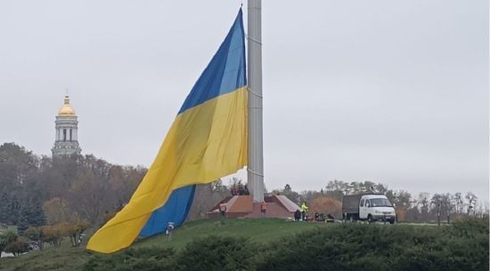 У Києві приспустили найбільший прапор країни: що сталося
