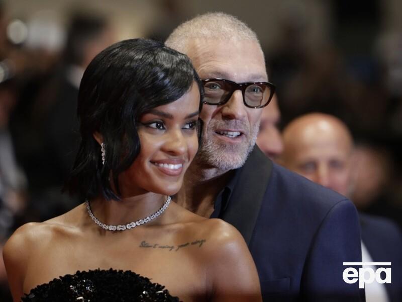 29-річна дівчина 58-річного Касселя вперше показала їхнього новонародженого сина. Фото