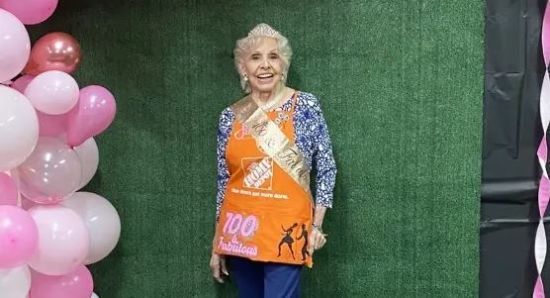 100-річна жінка досі працює та водить авто: її поради для довгого життя (фото)