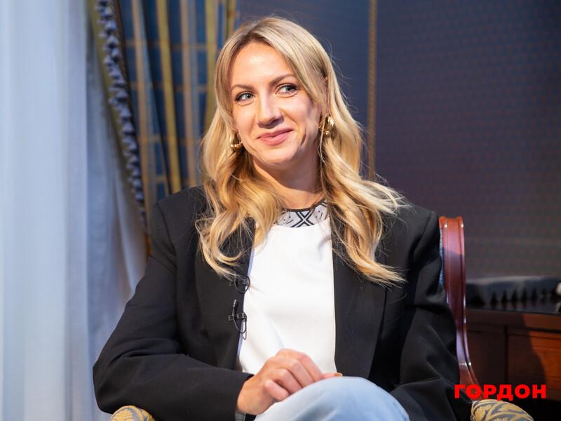 "Два рази на рік зустрічаємося". Нікітюк показала, з ким пила просекко в ресторані. Відео